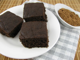 Frisch gebackener leckere dunkler Carob Kuchen auf einem Teller