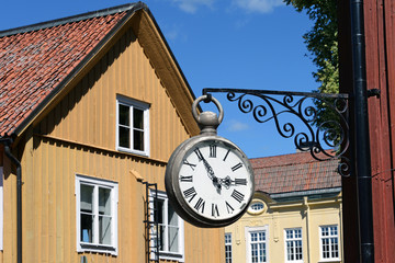 Fototapeta na wymiar alte Uhr in Mariefred am Mälarensee