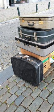 Vintage Koffer auf einer Strasse in Brüssel