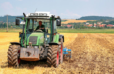 Obraz premium Feldarbeit im Herbst