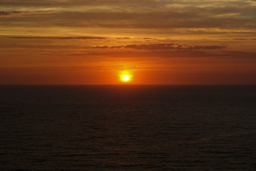 Fototapeta na wymiar Sunrise, sun and sea - Nascer do sol, sol e mar