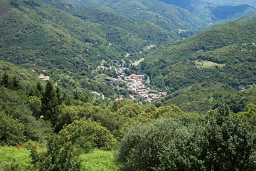 Thueyt, village ard&eacute;chois au fond de la vall&eacute;e
