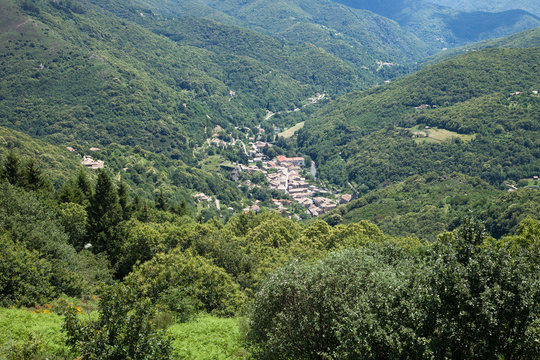 Thueyt, village ardéchois au fond de la vallée