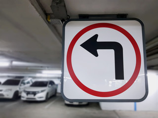 Obraz premium Close-up Turn Left Traffic Arrow Sign at the Parking Lot