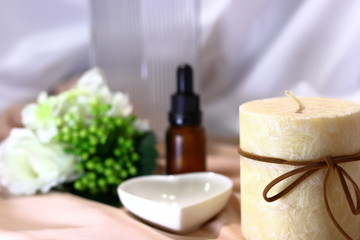 スパ(キャンドルとオイルの瓶と白い花)