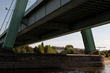 seiten ansicht und teilansicht der severin brücke köln deutschland fotografiert während einer Bootstour auf dem Rhein mit dem Weitwinkelobjektiv