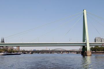besondere ansicht der severins brücke in köln deutschland fotografiert während einer Bootstour auf dem Rhein mit dem Weitwinkelobjektiv