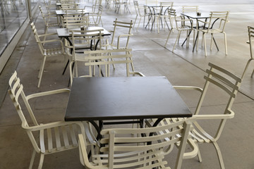 Tables et chaises métalliques en terrasse