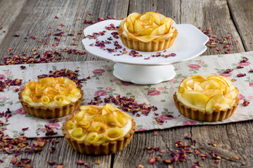 Rose apple tartalettes with rose petals with caramel glaze