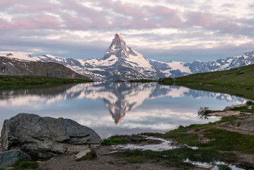 Obraz premium Very early morning shot of the Matterhorn (Monte Cervino, Mont Cervin) pyramid and Stellisee lake. Blue hour before sunrise. Great june outdoor scene in Swiss Alps, Zermatt, Switzerland, Europe.