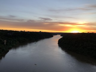 Lago no por do sol