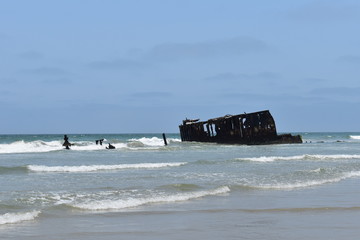 restos de un viejo barco en las costas de baja california sur mexico.