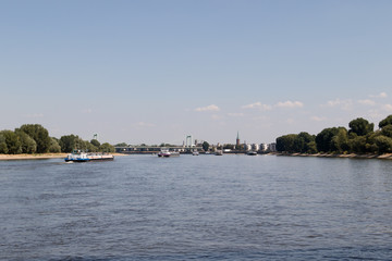 Fototapeta premium total ansicht des rhein in köln deutschland fotografiert während einer Bootstour auf dem Rhein mit dem Weitwinkelobjektiv