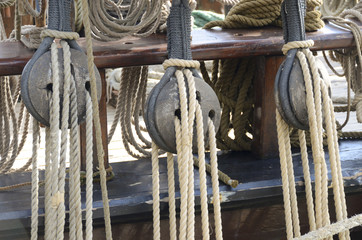 anciennes poulies et cordes marines sur un vieux voilier en bois