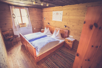 Schlafzimmer in Almhütte, rustikal und Holz