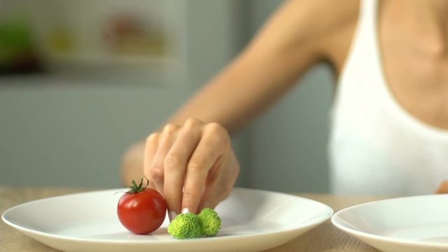 Girl decides to eat vegetables but not pills, healthy diet vs weight loss drugs