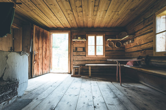 Holzh&uuml;tte, Schutzh&uuml;tte in den Bergen, Innenaufnahme