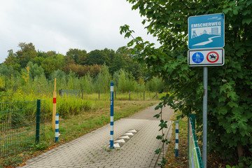 Emscherradweg in Dortmund mit Pfosten