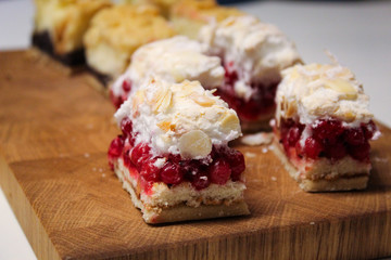 Mini Kuchen mit Mohn und Johannisbeeren