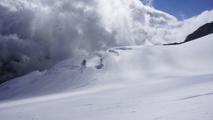 Spękany szczelinami lodowiec wysokogórski w Masywie Alpejskim Monte Rosa w drodze do schroniska Gnifetti.