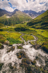 Fototapeta na wymiar Wasserfall im Hochgebirge im Kaunertal