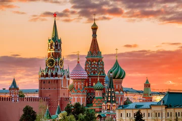 Photo sur Plexiglas Moscou La cathédrale Saint-Basile et la tour Spassky du Kremli de Moscou