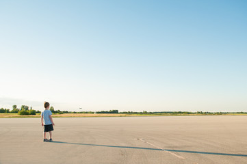 Obraz premium boy watching airplane takeoff