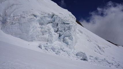 Rozsypoujący się wysokogórski alpejski lodowiec w Masywie Monte Rosa.