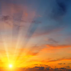 Selbstklebende Fototapeten schöner Sonnenaufgang und bewölkter Himmel © alinamd