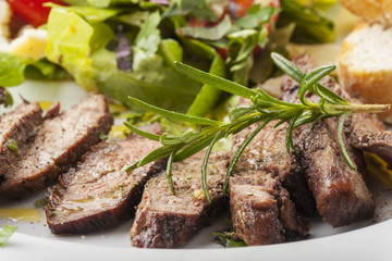 Scheiben von einem Steak auf frischem Salat