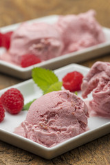 Pflaumeneis mit Himbeeren