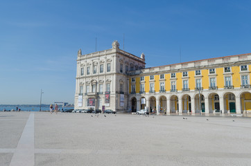 Fototapeta na wymiar Praça do Comecio en la orilla del rio Tejo, Lisboa.
