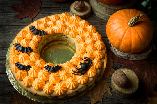 A cake with orange cream and bats, the concept of Helluin.