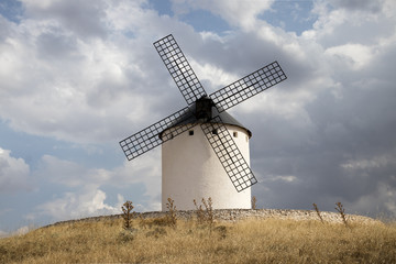 Fototapeta na wymiar Molino de viento de Don Quijote en Castilla la Mancha