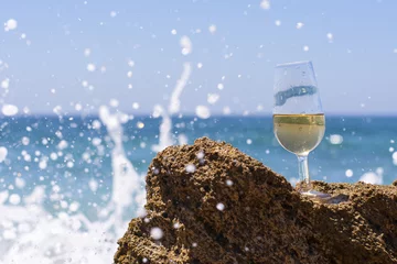 Fotobehang Copa de vino en la playa con olas salpicando © malosdedos