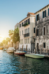 Fototapeta na wymiar Kanal mit Booten Venedig Italien 