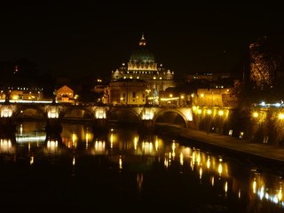 Fototapeta na wymiar Rome se reflète sur le Tibre, Italie