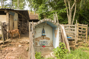 Oratório em curral de gado leiteiro em Garani, Minas Gerais