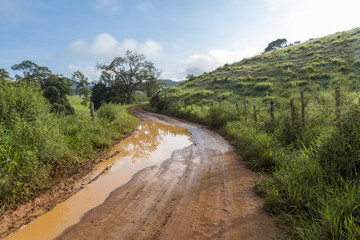 Estrada de terra do município de Guarani, interior de Minas Gerais, Brasil