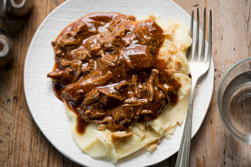 Pulled beef in barbecue sauce with mashed potatoes & crisp fried onions