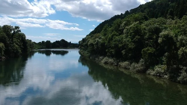 川と青空　空撮　移動撮影　秋田県の自然風景　夏イメージ