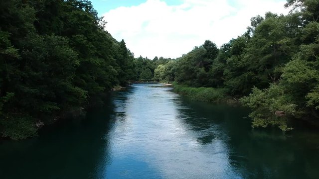 川と青空　空撮　移動撮影　秋田県の自然風景　夏イメージ