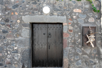 Fototapeta na wymiar Rustic doorway in Greece