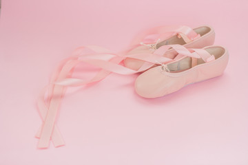 Zapatillas de Ballet para niña color rosa sobre fondo liso rosa para escuelas de danza o celebrar día de la danza