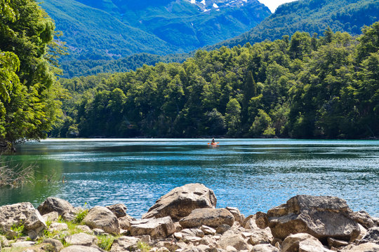 PESCA DE TRUCHAS EN LAGO, PAISAJES DE MONTA&Ntilde;AS