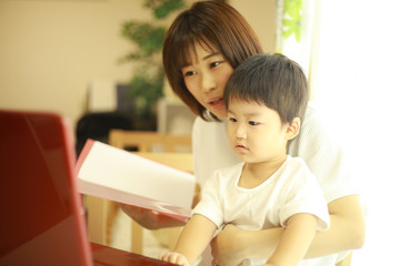 パソコンを使う親子