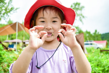 虫とりする子供