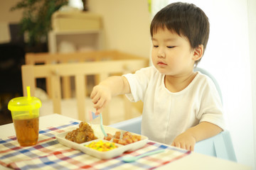 食事する男の子