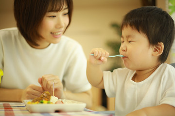 Obraz na płótnie Canvas 食事する親子