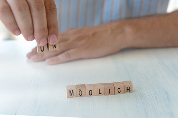 Konzept: Motivation: Mann macht aus dem Wort Unmöglich das Wort Möglich © Sonja Birkelbach